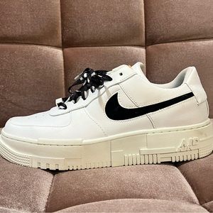 NIKE women’s white AF1
